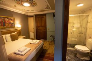 Koupelna v ubytování Tashkonak Studio Suites