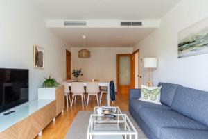 - un salon avec un canapé bleu et une table dans l'établissement 4207 - AB Sant Adria de Besos, à Barcelone