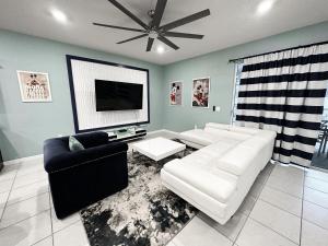 Una televisión o centro de entretenimiento en 2127LC- Windsor Island home