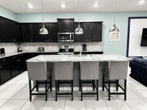 Una cocina o cocineta en 2127LC- Windsor Island home