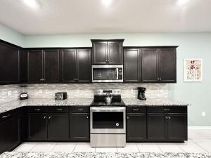 Una cocina o cocineta en 2127LC- Windsor Island home