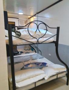 馬尼拉的住宿－Parayno's Residence，客房内的两张双层床