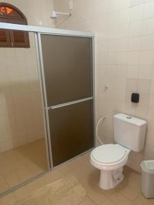 uma casa de banho com um WC e uma cabina de duche. em Casa Beira Mar - Enseada dos Golfinhos em Itamaracá