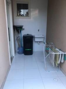 bagno con servizi igienici, lavandino e cestino di Casa Temporada Jacuípe Guarajuba 3/4 c/ar condicionado a Camaçari