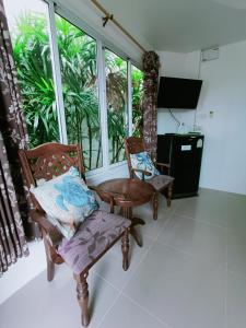 Televisyen dan/atau pusat hiburan di Just Sleep by Thongtalay Koh Larn
