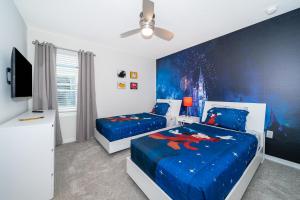 - une chambre avec 2 lits et un mur bleu dans l'établissement Amazing Villas 20 minutes away from Disney!, à Kissimmee