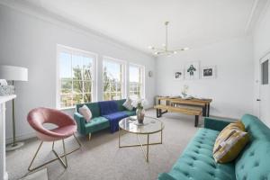 a living room with a blue couch and a table at Spacious 3 Bedroom Flat in Central Bath - Sleeps 8 in Bath