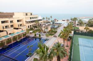 einen Luftblick auf ein Resort mit einem Pool in der Unterkunft Jumeirah Messilah Beach Hotel & Spa Kuwait in Kuwait