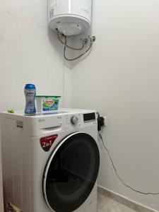 un microondas sobre una lavadora en Apartment Mladost 2 - Free Parking, en Sofía