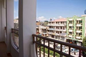 balcón con vistas a una ciudad con edificios en Island Paradise Inn, en Ngambo