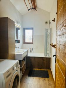 W łazience znajduje się pralka i umywalka. w obiekcie Front de Neige de St Martin de Belleville - Appartement 60 m2 - 8 personnes - Residence Les Murgers w mieście Saint-Martin-de-Belleville