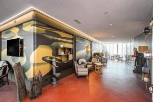 A television and/or entertainment centre at HIRSCHEN OBERKIRCH - Design Boutique Hotel