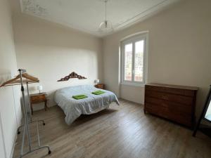 um quarto com uma cama, uma cómoda e uma janela em Genova la libertà dell'attico em Gênova