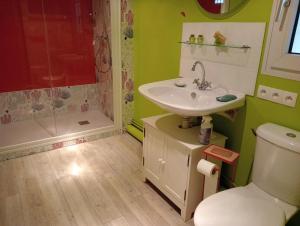 a bathroom with a sink and a shower and a toilet at Chez Papinette, proche gare et centre, pdj compris in Niort