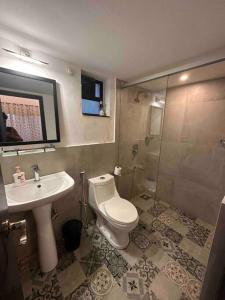Ванная комната в “Tranquil 3BHK Condo Retreat - TUDOR HOUSE”