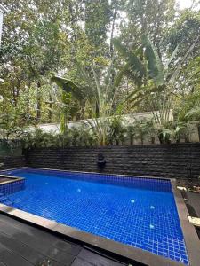 Бассейн в “Tranquil 3BHK Condo Retreat - TUDOR HOUSE” или поблизости