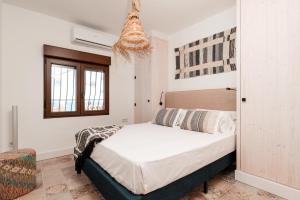 a bedroom with a bed and a window at The Dreamer Balcón con Vistas al Mar by Vero in Altea