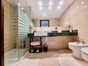 uma casa de banho com um lavatório e um WC em Exyca Ifema em Madri