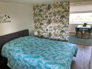 ein Schlafzimmer mit einem Bett und einem Tisch darin in der Unterkunft Lovely Acacia in De Haan