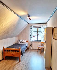 - une chambre avec un lit, une table et une chaise dans l'établissement Vakantiewoning in Småland Zuid-Zweden, à Hjältevad