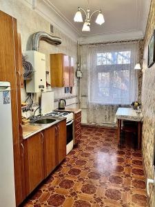 a kitchen with a sink and a stove top oven at Двухкомнатная квартира в самом ЦЕНТРЕ Николаева !СОБОРНАЯ! 3 РАЗД МЕСТА in Mykolaiv