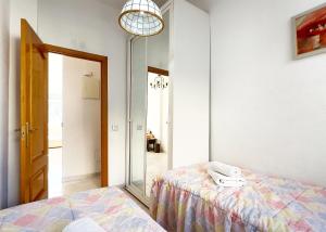 Postel nebo postele na pokoji v ubytování Skol 339 - 2-Bedroom Apartment in Edificio Skol Marbella
