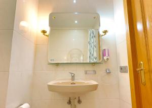Koupelna v ubytování Skol 339 - 2-Bedroom Apartment in Edificio Skol Marbella