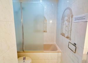Koupelna v ubytování Skol 339 - 2-Bedroom Apartment in Edificio Skol Marbella