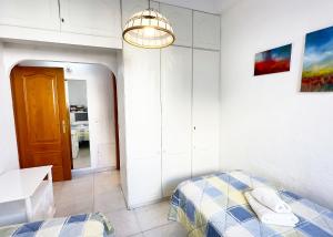 Postel nebo postele na pokoji v ubytování Skol 339 - 2-Bedroom Apartment in Edificio Skol Marbella