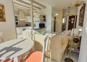Kuchyň nebo kuchyňský kout v ubytování Skol 339 - 2-Bedroom Apartment in Edificio Skol Marbella