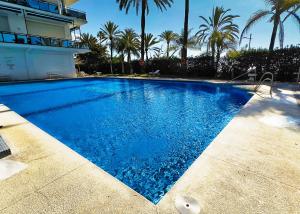 Bazén v ubytování Skol 339 - 2-Bedroom Apartment in Edificio Skol Marbella nebo v jeho okolí
