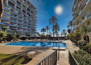 Bazén v ubytování Skol 339 - 2-Bedroom Apartment in Edificio Skol Marbella nebo v jeho okolí