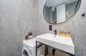La salle de bains est pourvue d'un lavabo et d'un miroir. dans l'établissement Canin Mountain Lodge, à Sella Nevea