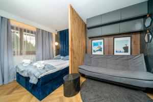 una camera con un grande letto e una grande finestra di Canin Mountain Lodge a Sella Nevea