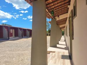 een uitzicht op een gebouw met een zuil bij Pousada Aquarela in Guamaré