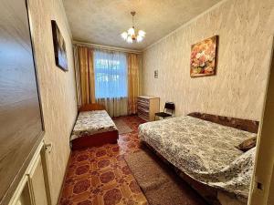 a hotel room with two beds and a window at Двухкомнатная квартира в самом ЦЕНТРЕ Николаева !СОБОРНАЯ! 3 РАЗД МЕСТА in Mykolaiv