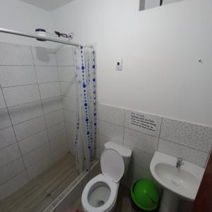ein Bad mit einem WC und einem Waschbecken in der Unterkunft Bella Guest House in Chachapoyas