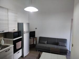 uma sala de estar com um sofá e uma cozinha em Country House Ortensie em Torre del Greco