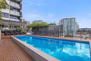 una gran piscina azul en la parte superior de un edificio en Boutique Park-view 1BR Apartment, Central location en Brisbane