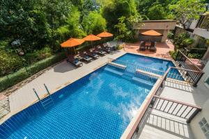 Bazén v ubytování Aonang All Seasons Beach Resort nebo v jeho okolí