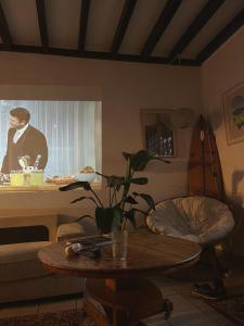 TV a/nebo společenská místnost v ubytování L'escale Surf Hostel - Auberge de jeunesse
