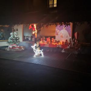 una tienda de Navidad con un árbol de Navidad en un escenario en Le st jean familiale, en Saint-Jean-de-la-Porte