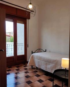 een slaapkamer met een bed en een raam bij Il Patio in Sampieri