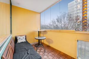 ヘルシンキにある2 room apartment in Pasilaのソファと大きな窓が備わる客室です。