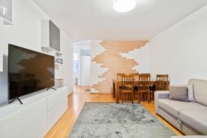 ein Wohnzimmer mit einem Sofa und einem Tisch in der Unterkunft 2 room apartment in Pasila in Helsinki
