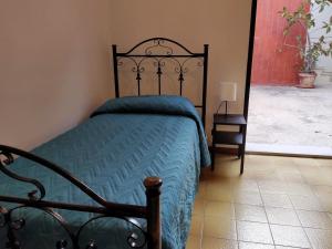 מיטה או מיטות בחדר ב-Il Patio - Villa indipendente con ampio cortile e giardino interno