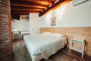 a bedroom with a bed and a desk at Rio Della Pila in San Martino di Lupari