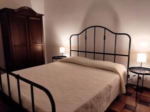 een slaapkamer met een bed en twee lampen op tafels bij Il Patio in Sampieri
