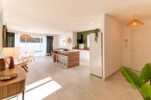 eine große Küche und ein Wohnzimmer mit einem Kühlschrank in der Unterkunft Villa Selva, Plage à 500m in Sérignan
