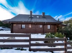 SablówkaGórski Azyl w Soblówce的雪中带围栏的木屋